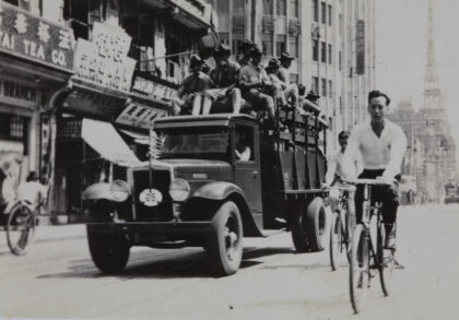 【jpg清晰版】1937年9月美国海军陆战队队员乘卡车前往上海营房.jpg