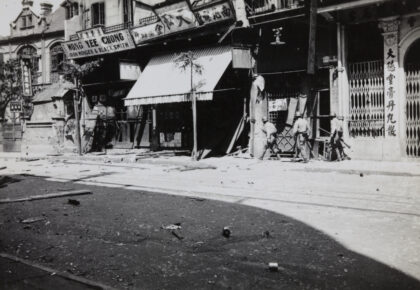 【jpg清晰版】1937年三名日本海军陆战队员沿上海靶子路向西行进.jpg