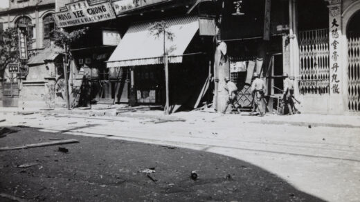 【jpg清晰版】1937年三名日本海军陆战队员沿上海靶子路向西行进.jpg
