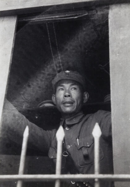 【jpg清晰版】1937年上海一名中国国民党士兵从窗口向外张望.jpg
