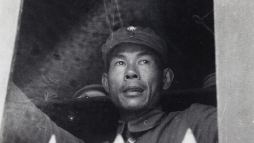 【jpg清晰版】1937年上海一名中国国民党士兵从窗口向外张望.jpg