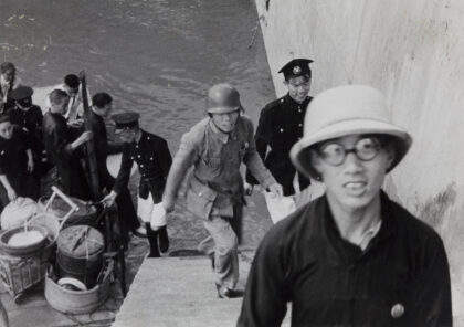 【jpg清晰版】1937年上海一名中国士兵和上海警察正在从船上卸下集装箱（可能是食物）.jpg