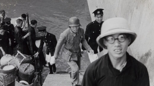 【jpg清晰版】1937年上海一名中国士兵和上海警察正在从船上卸下集装箱（可能是食物）.jpg