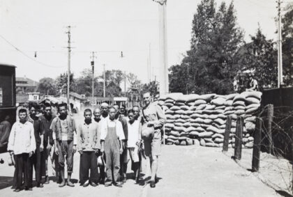 【jpg清晰版】1937年上海万国商团士兵与即将被驱逐的抢劫者在检查站附近.jpg