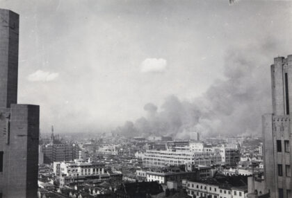 【jpg清晰版】1937年上海上空的硝烟以及都城饭店和汉弥尔登大楼的部分建筑.jpg