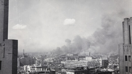 【jpg清晰版】1937年上海上空的硝烟以及都城饭店和汉弥尔登大楼的部分建筑.jpg