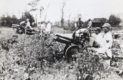 【jpg清晰版】1937年上海中国士兵与野战炮（siderius4775型火炮）.jpg