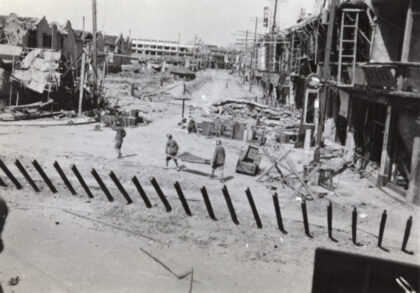 【jpg清晰版】1937年上海中国士兵抬着担架上的伤员穿过河南路与靶子路.jpg