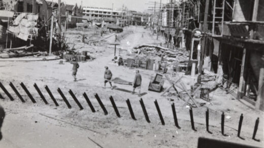 【jpg清晰版】1937年上海中国士兵抬着担架上的伤员穿过河南路与靶子路.jpg
