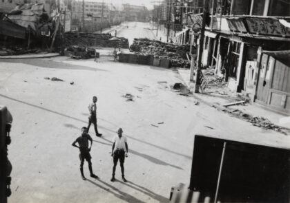 【jpg清晰版】1937年上海北河南路与界路交界处的三名中国士兵.jpg