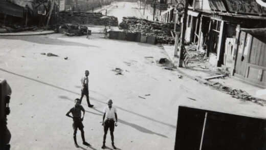 【jpg清晰版】1937年上海北河南路与界路交界处的三名中国士兵.jpg