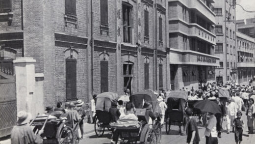 【jpg清晰版】1937年上海北苏州路离开闸北的难民.jpg