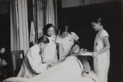 【jpg清晰版】1937年上海受伤士兵在医院接受治疗.jpg