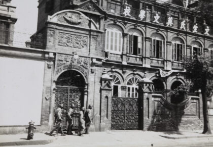 【jpg清晰版】1937年上海四名日本海军陆战队员从北河南路和靶子路返回.jpg