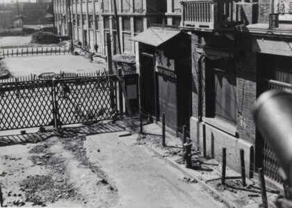 【jpg清晰版】1937年上海四行仓库外士兵在f号堡垒处的景象.jpg
