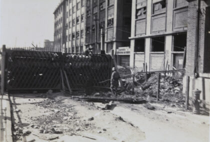 【jpg清晰版】1937年上海四行仓库附近日军在路障大门旁.jpg