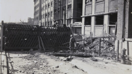 【jpg清晰版】1937年上海四行仓库附近日军在路障大门旁.jpg