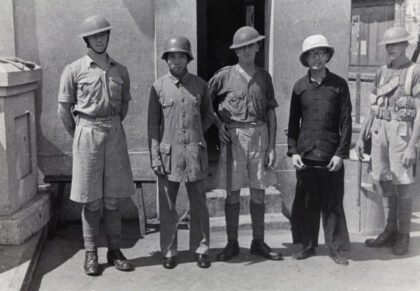 【jpg清晰版】1937年上海四行仓库附近碉堡f处英军士兵与一名中国士兵及另一名男子的合影.jpg