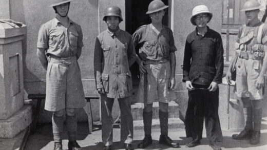【jpg清晰版】1937年上海四行仓库附近碉堡f处英军士兵与一名中国士兵及另一名男子的合影.jpg