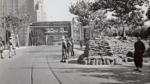 【jpg清晰版】1937年上海外滩花园桥沙袋掩体哨所旁的士兵.jpg