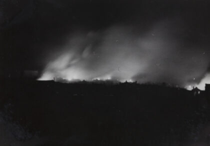 【jpg清晰版】1937年上海夜晚燃烧的火焰.jpg