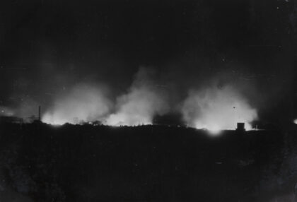 【jpg清晰版】1937年上海夜晚燃烧的火焰.jpg