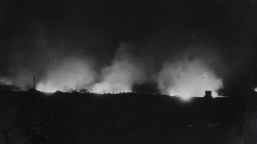 【jpg清晰版】1937年上海夜晚燃烧的火焰.jpg