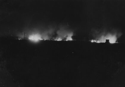 【jpg清晰版】1937年上海夜晚燃烧的火焰.jpg