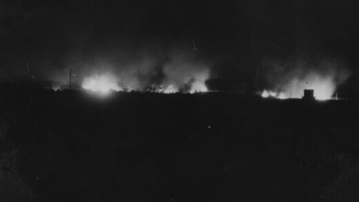 【jpg清晰版】1937年上海夜晚燃烧的火焰.jpg