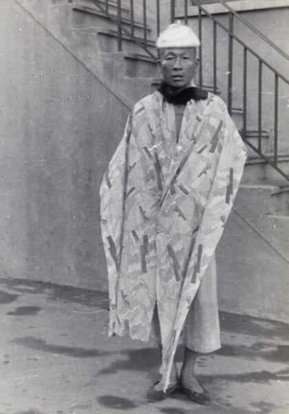【jpg清晰版】1937年上海头戴女帽、身裹印花布料的男子.jpg