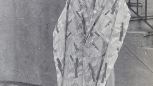 【jpg清晰版】1937年上海头戴女帽、身裹印花布料的男子.jpg