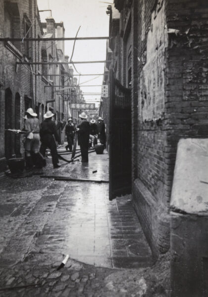 【jpg清晰版】1937年上海市消防队在四川北路附近的小巷中灭火.jpg