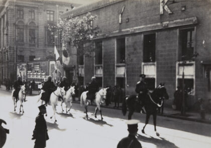 【jpg清晰版】1937年上海日占胜利游行中骑马的上海公共租界警察队伍.jpg