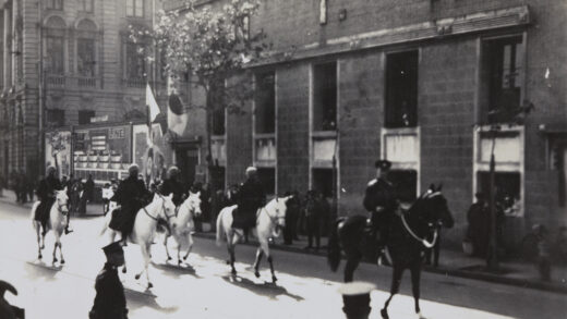【jpg清晰版】1937年上海日占胜利游行中骑马的上海公共租界警察队伍.jpg