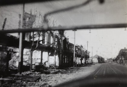 【jpg清晰版】1937年上海昆明路附近broadway路的战争损毁.jpg