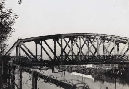 【jpg清晰版】1937年上海极司菲尔路铁路桥遭流弹损毁.jpg