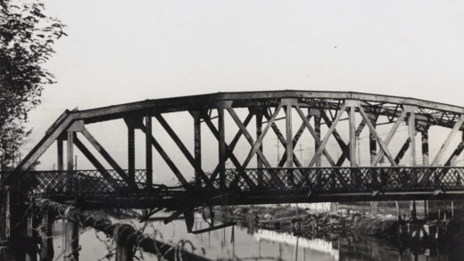 【jpg清晰版】1937年上海极司菲尔路铁路桥遭流弹损毁.jpg
