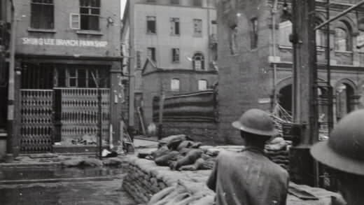 【jpg清晰版】1937年上海江西北路万国剧场英军士兵注视一名中国士兵.jpg