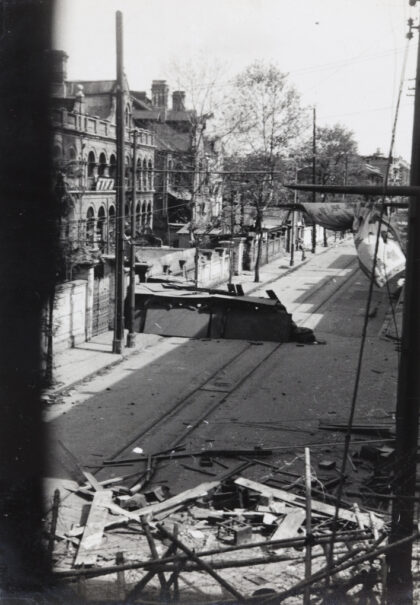 【jpg清晰版】1937年上海江西路北段与四川路之间的rangeroad上的路障与岗哨.jpg