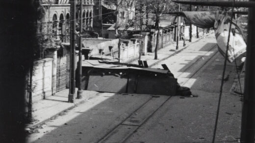 【jpg清晰版】1937年上海江西路北段与四川路之间的rangeroad上的路障与岗哨.jpg