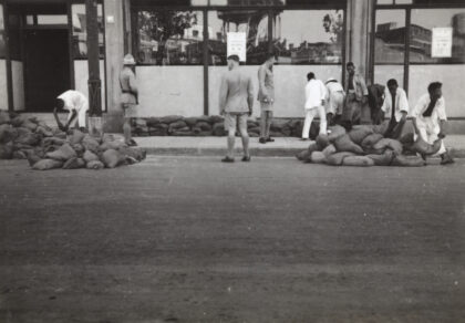 【jpg清晰版】1937年上海沙袋筑堤护楼.jpg