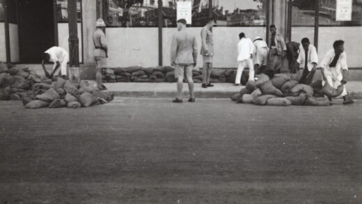 【jpg清晰版】1937年上海沙袋筑堤护楼.jpg