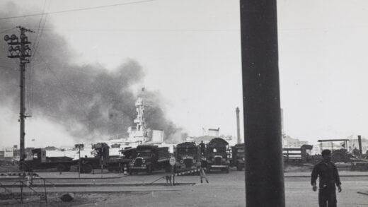 【jpg清晰版】1937年上海浦东大火的浓烟在奥古斯塔号军舰后翻滚.jpg