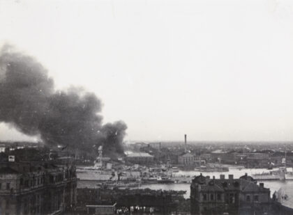 【jpg清晰版】1937年上海浦东大火的浓烟在奥古斯塔号军舰后翻滚.jpg