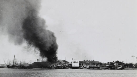 【jpg清晰版】1937年上海浦东码头烟雾升起.jpg