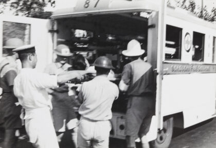【jpg清晰版】1937年上海消防队救护车上安置担架伤员的场景.jpg