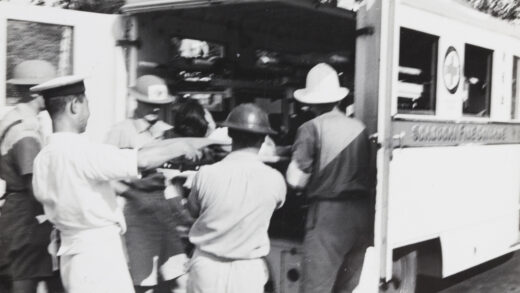 【jpg清晰版】1937年上海消防队救护车上安置担架伤员的场景.jpg