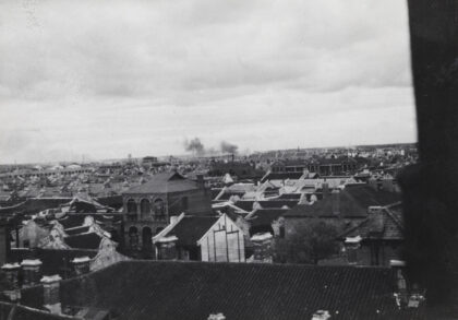 【jpg清晰版】1937年上海炮击或轰炸导致的远处烟雾.jpg