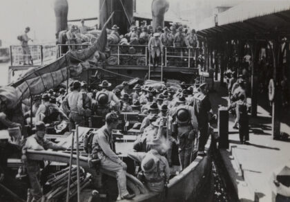【jpg清晰版】1937年上海美国海军陆战队员登上达勒轮船公司的交通艇.jpg