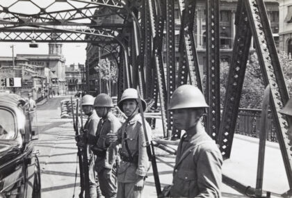 【jpg清晰版】1937年上海花园桥的日本海军陆战队.jpg